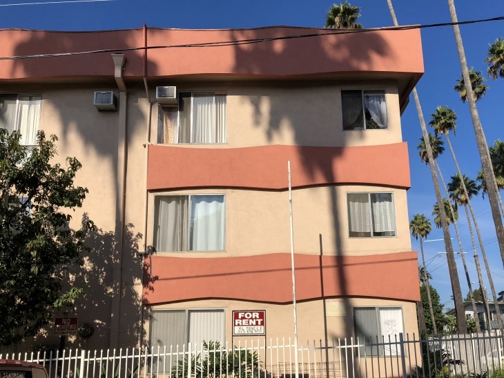 5bb40859d217300008df60e4-eight.jpg An apartment building in Hollywood with a vacancy. (Matt Tinoco)