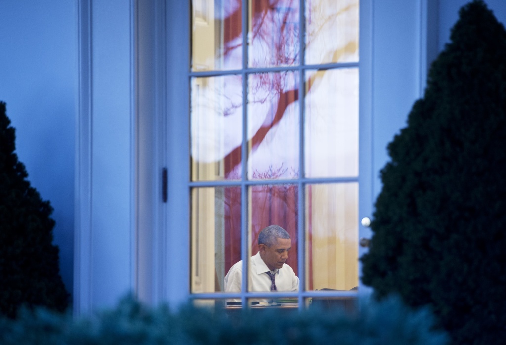 US-POLITICS-OBAMA-OVAL US President Barack Obama works in the Oval Office of the White House on January 27, 2014 in Washington, DC. Obama is due to deliver his 2014 State of the Union address on January 28.