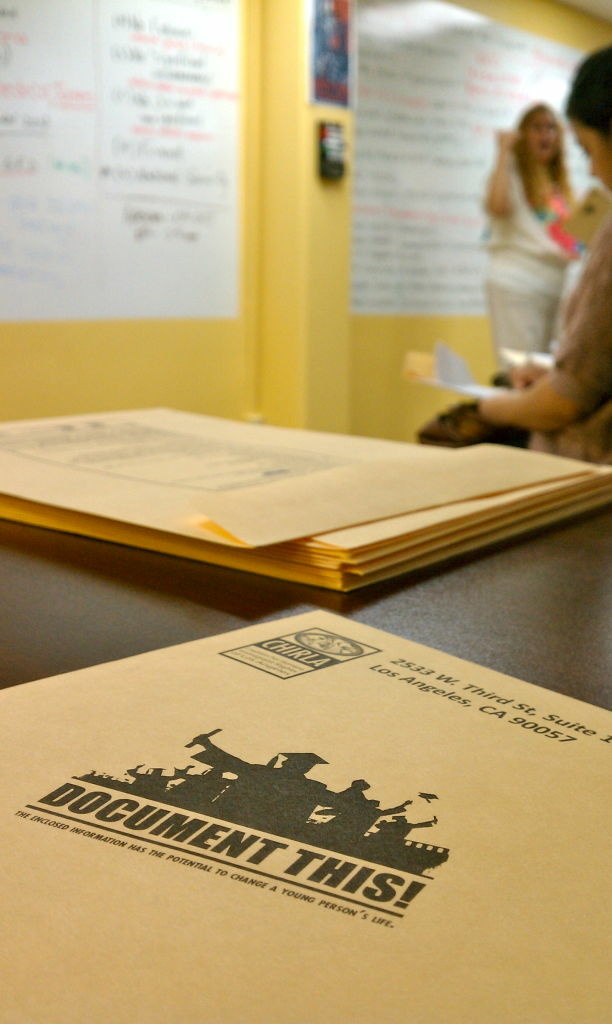 Informational packets for immigrants printed in both Spanish and English.
