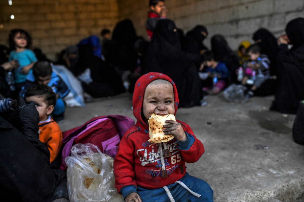 TOPSHOT-SYRIA-CONFLICT Syrian women and children gather on the western front after fleeing the centre of Raqa on October 12, 2017.