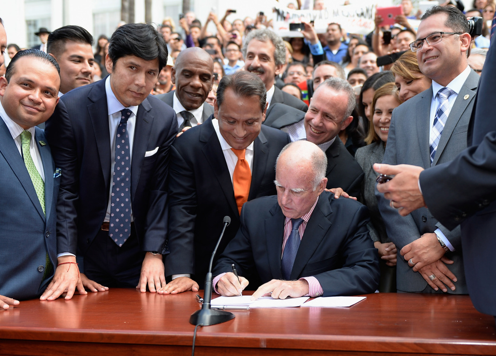 Mayor Garcetti And Gov. Brown Sign Bill Allowing Illegal Immigrants Driver's License Eligibility California Governor Jerry Brown (C) signs bill AB60 as Democratic State Senator Kevin de Leon (2nd L), state assemblyman Luis Alejo (L) and councilman Gil Cedillo (3rd L) watch on the steps of Los Angeles City Hall October 3, 2013 in Los Angeles, California. California Assembly Bill 60 also known as the Safe and Responsible Driver Act allows illegal immigrants to receive a permit to legally drive in California.