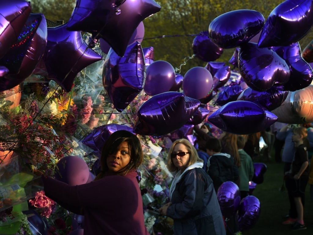 gettyimages-523316944_custom-8948048e33ab7f651e07e0b25123e3029d892bfc-s1300-c85.jpg Prince fans pay their respects at a memorial wall outside the Paisley Park compound of music legend Prince in Minneapolis, Minn., on April 22, 2016.