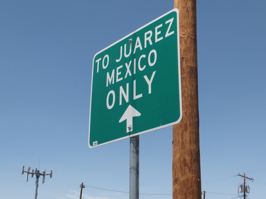 Sign for the border crossing to Ciudad Juarez Sign for the border crossing to Ciudad Juarez