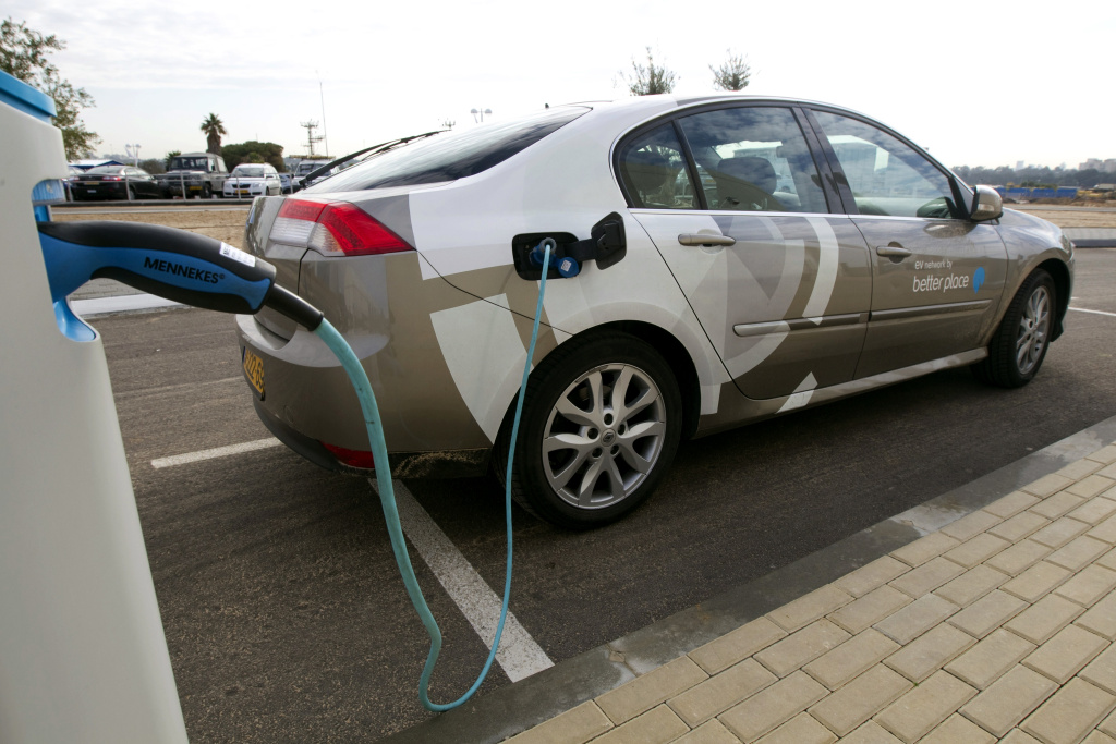 TO GO WITH AFP STORY BY GAVIN RABINOWITZ An electric car rechrages its battery from a stand at the parking of Better Place, a electric vehicle services provider, in Glilot north of Tel Aviv on January 17, 2011.