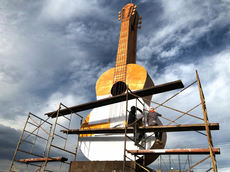 cocoguitars-0-5-154add3644fe3b3362ac597ba4c5ce22d51308d9-s800-c85.jpg Workers cover a large bronze guitar statue in white. The statue sits at the entrance to the town of Paracho. This weekend, the town will pay tribute to German Vazquez, a former resident and master guitar maker from the town. Vazquez designed the white guitar featured in the movie