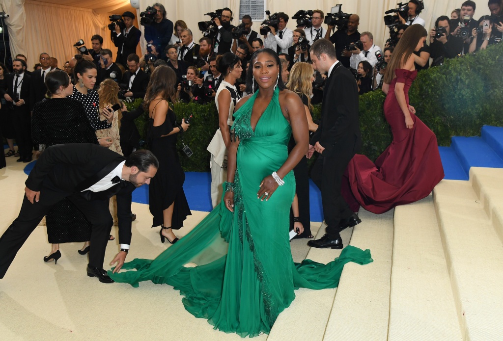 TOPSHOT-ENTERTAINMENT-US-COSTUME-FASHION-MET-GALA Serena Williams arrives at the Costume Institute Benefit May 1, 2017 at the Metropolitan Museum of Art in New York.