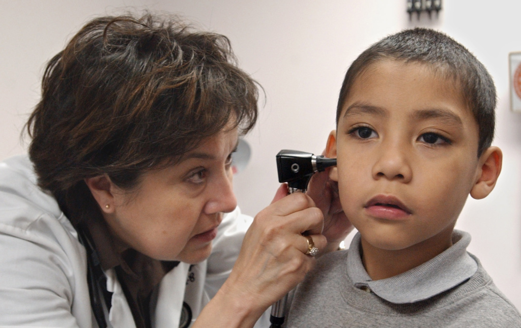 Medicaid Crisis Dr. Chris Taylor, left, examines the ear of Medi-Cal patient Richardo Alvarez, 5, at the Las Palmas Health Clinic in Sacramento, Calif.