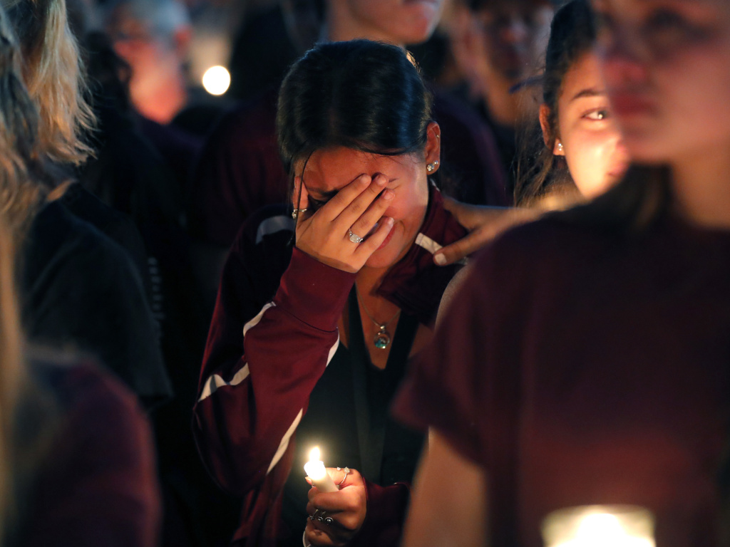 Community mourns at candlelight vigil after deadly Florida school
