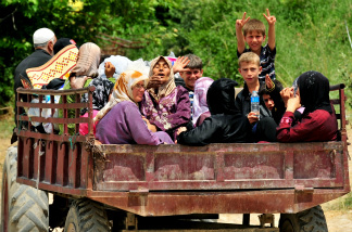 Mercer 18708 Syrian internally displaced persons arrive to a makeshift camp in the northern city of Idlib, near the Turkish village of Guvecci in Hatay. More than 10,000 Syrians have fled into neighboring countries to escape a deadly government crackdown on opposition protests, with at least 5,000 people escaping to Turkey.
