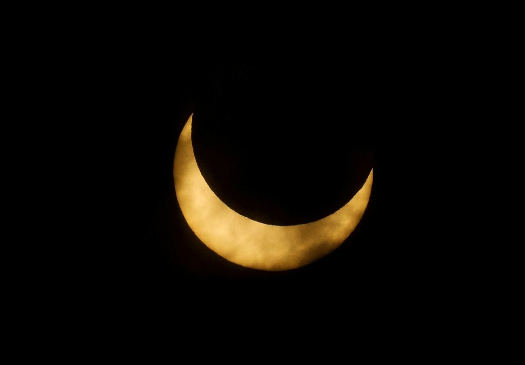 The world's first partial solar eclipse The world's first partial solar eclipse of 2011 is seen on January 4, 2011. This weekend's eclipse will be seen in Southern California... except within the Navajo Nation.
