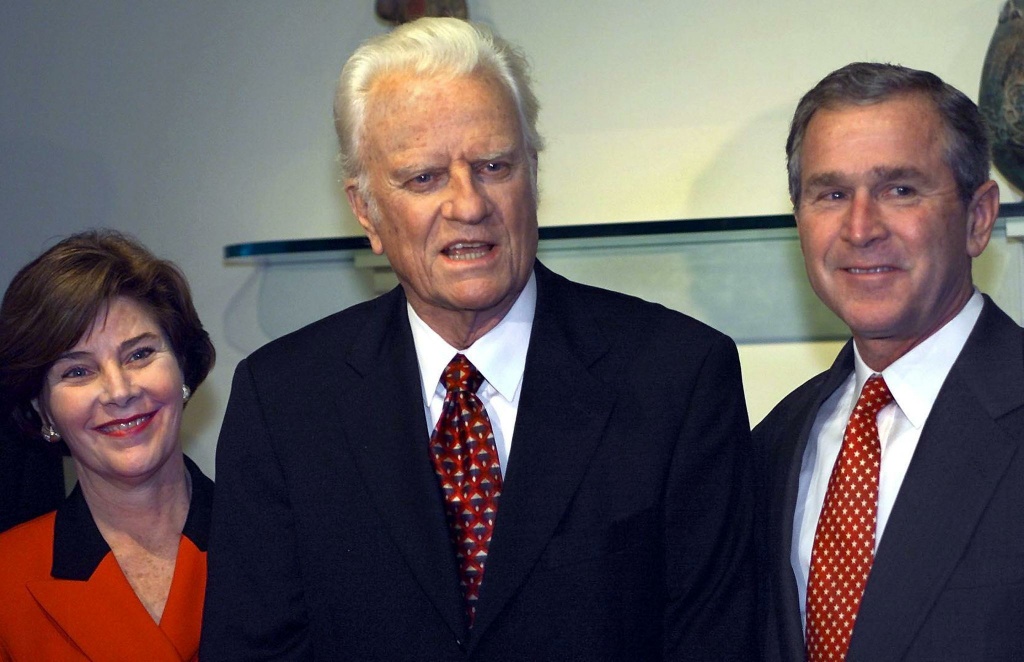 US-CAMPAIGN-BUSH-GRAHAM Republican Presidential candidate Texas Governor George W. Bush and his wife Laura stand beside the Rev. Billy Graham as he announces his support for Bush on November 5, 2000 in Jacksonville, Florida.