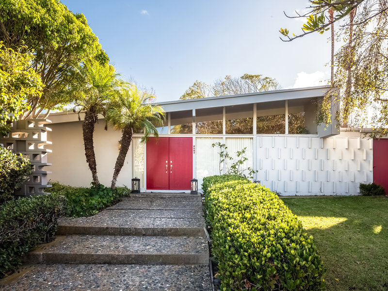 bradley_krisel_university-city_2-edit-b7e7be93ddfc5a01cef76252602d309c3a772500-s800-c85.jpg A Krisel home in the University City neighborhood of San Diego.