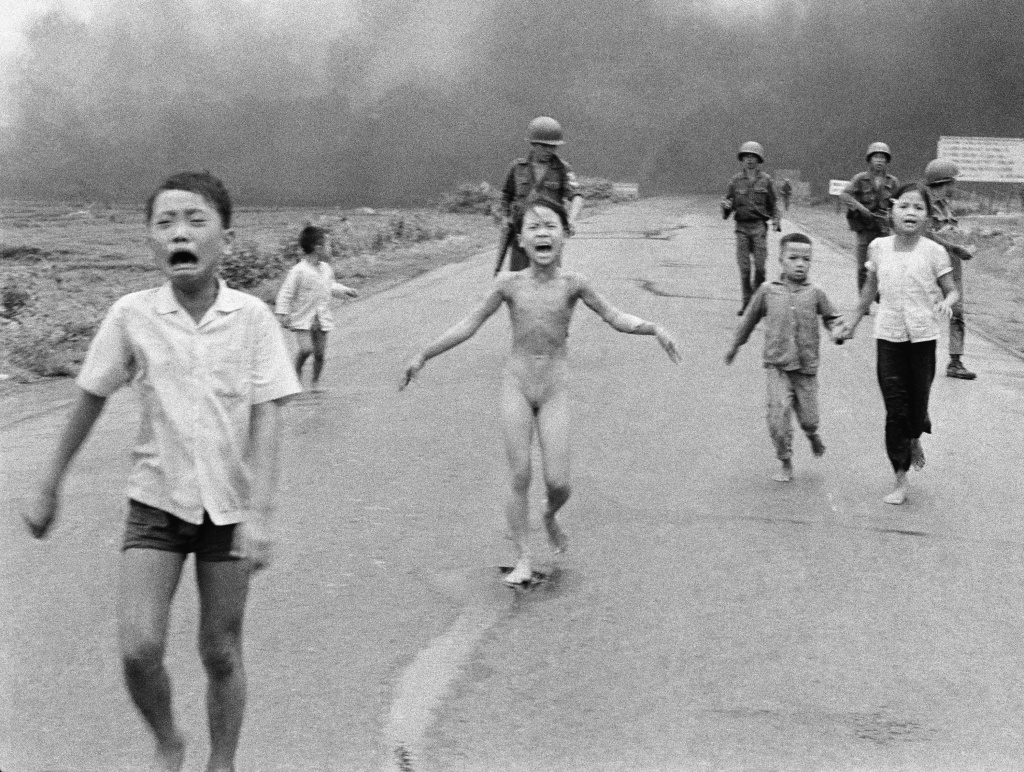 Norway-Facebook-Napalm-Girl This is a June 8, 1972, photo of South Vietnamese forces following after terrified children, including 9-year-old Kim Phuc, center, as they run down Route 1 near Trang Bang after an aerial napalm attack on suspected Viet Cong hiding places.