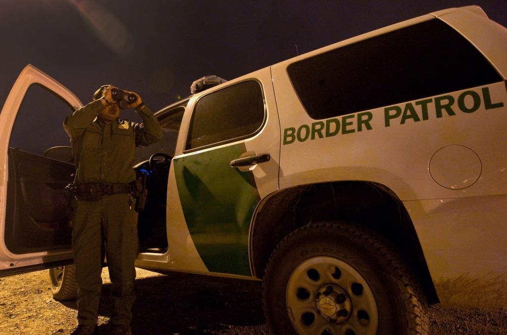 TO GO WITH AFP STORY BY JENNIFER GONZALE A member of the US Customs and Border Protection in El Paso, Texas, on April 6, 2011.
