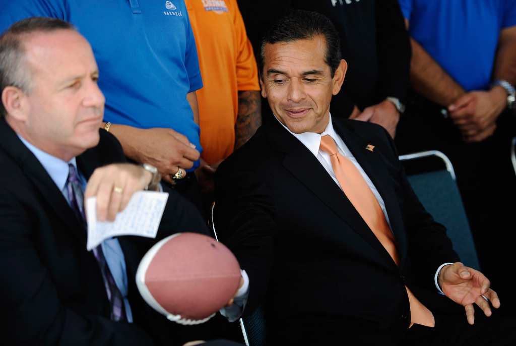 Gov. Brown To Sign Football Stadium Bill Los Angeles Mayor Antonio Villaraigosa (R) passes a Farmers Field football to State Senate President Pro Tem Darrell Steinberg, (D-Sacramento).