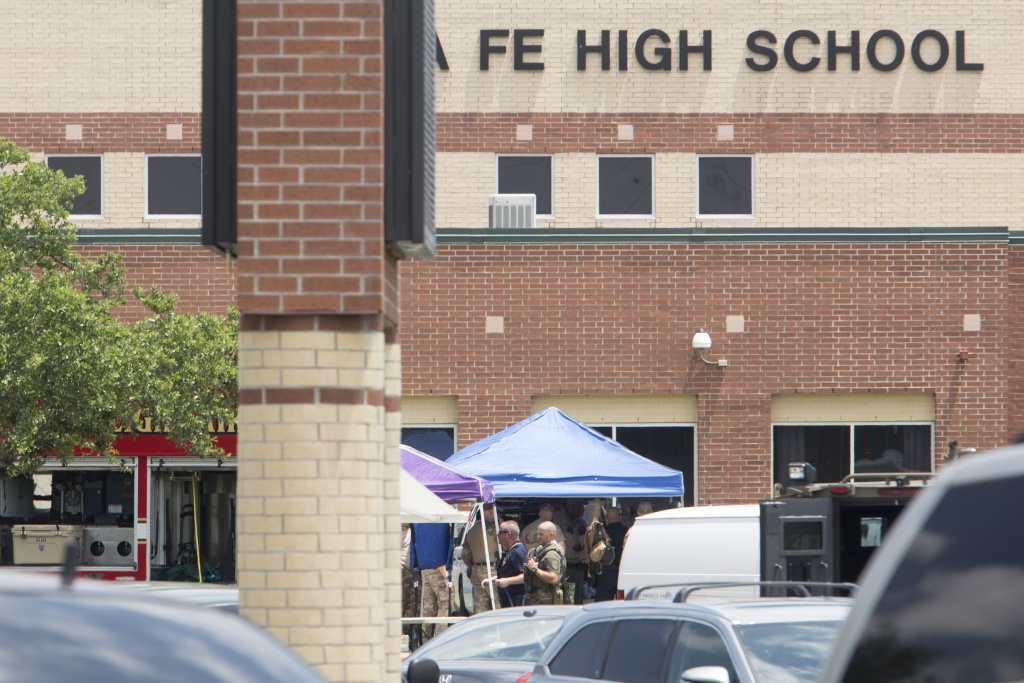 TOPSHOT-US-CRIME-TEXAS-SCHOOL-SHOOTING Emergency crews gather in the parking lot of Santa Fe High School where at least eight people were killed on May 18, 2018 in Santa Fe, Texas.