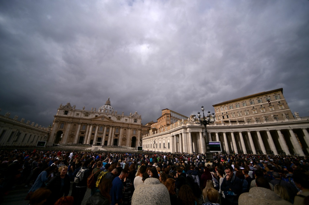 VATICAN-POPE-ANGELUS People gather in St. Peter's Square during Pope Francis's Angelus prayer, on October 29, 2017 in Vatican City.