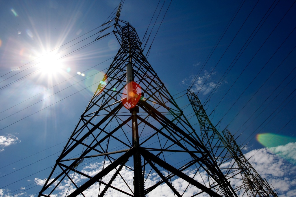 Heat wave prompts year's first power grid warning