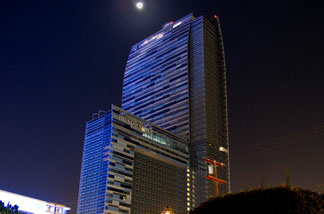 The new JW Marriott/Ritz Carlton Hotel and Residences at L.A. Live in downtown Los Angeles as seen from poolside at the Figueroa Hotel. (License: Creative Commons Attribution-Share Alike 2.0 Generic)
