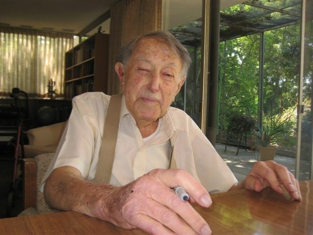 Mercer 471 Jonathan Weedman writes about the photographs that he took of his friend Julius Shulman, just days before his passing.