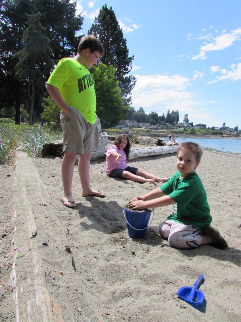 Vet homeschooling Three members of the Owen family - Chandler, Emily, and Joshua - take a homeschool 'field trip' to Sunnyside Beach, Wash.