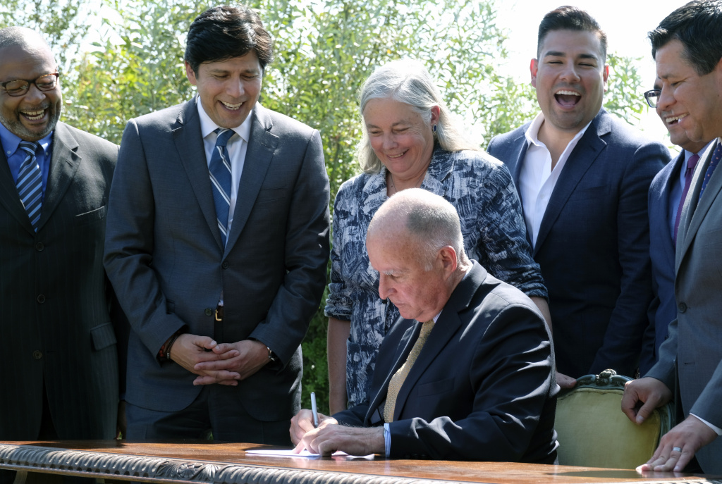 Climate Change-California California Gov. Jerry Brown signs legislation while joined by Senate President pro tempore Kevin de Leon, D-Los Angeles, second from left, and state Sen. Fran Pavley, D-Agoura Hills, on Thursday, Sept. 8, 2016, in Los Angeles. The law sets a new goal to reduce greenhouse gas emissions 40 percent below 1990 levels by 2030.