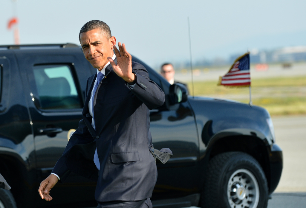 US-POLITICS-OBAMA US President Barack Obama waves as he arrives at San Francisco International Airport in San Francisco, California, on April 3, 2013.
