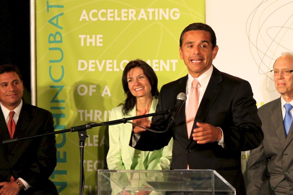 Mayor Villaraigosa praises Los Angeles’ new Cleantech Incubator. Mayor Villaraigosa praises the new Los Angeles Cleantech Incubator.