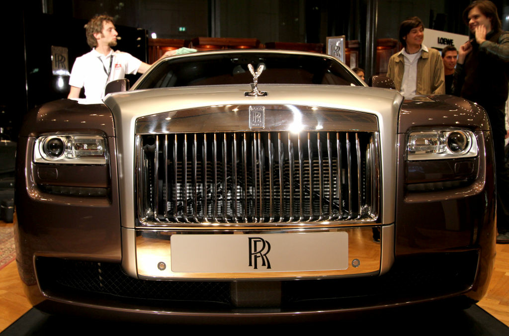 A Rolls Royce Ghost priced at 352, 944 e A Rolls Royce Ghost priced at 352, 944 euros.