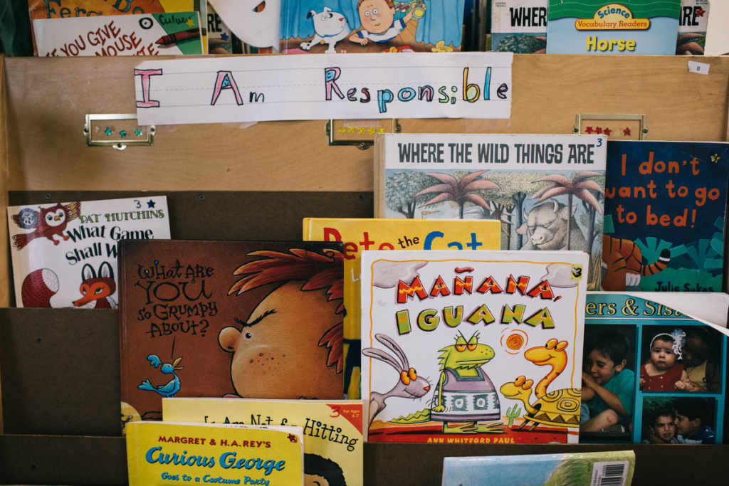 npr-13_slide-32aecf8a0026bac3723b9c0f4e884b3552a6dbfb-s1200.jpg Books in English and Spanish sit on the shelves at Las Familias Del Pueblo.