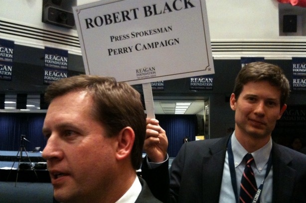 Mercer 20983 A staffer holds up a sign identifying Perry spokesman Robert Black to the media following the GOP Presidential Debate in Simi Valley.