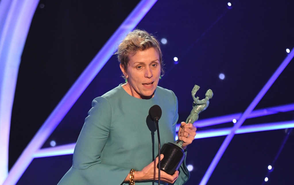 TOPSHOT-DOUNIAMAG-US-ENTERTAINMENT-SAG-FILM-AWARDS-SHOW Frances McDormand receives the award for Outstanding Performance by a Female Actor in a Leading Role during the 24th Annual Screen Actors Guild Awards show at The Shrine Auditorium on January 21, 2018 in Los Angeles, California.