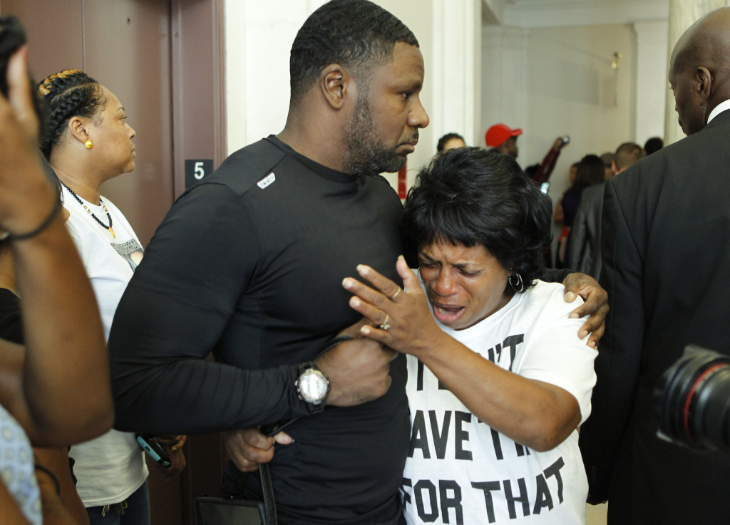 University Of Cincinnati Police Officer Ray Tensing Arraigned In Shooting Of Motorist CINCINNATI, OH - JULY 30: Family and friends of Samuel DuBose console each other after former University of Cincinnati police officer Ray Tensing was arraigned on murder charges in Hamilton County Common Pleas Court July 30, 2014 in Cincinnati, Ohio. Tensing, 25, pleaded not guilty in the shooting death of Dubose during a routine traffic stop on July 19. Bond was set at $1 million. (Photo by Mark Lyons/Getty Images)