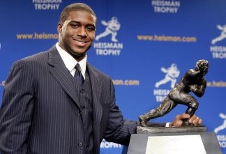 Running back Reggie Bush #5 of the USC Trojans poses with the 2005 Heisman trophy after winning the award at the 71st Annual Heisman Ceremony on December 10, 2005 in New York City.