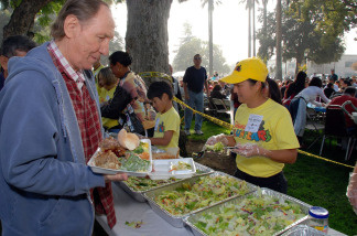 For over 30 years, Union Station Homeless Services has sponsored annual Dinners-in-the-Park on Thanksgiving Day and Christmas Day in Pasadena's Central Park.