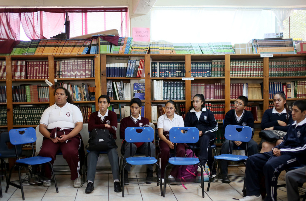 mexischool_023_custom-82e7beae1fe9a5b81c3229781903c0b7dd785c05-s1300-c85.jpg Recent arrivals sit in class at the Eucario Zavala Secondario 63 school in Tijuana, Mexico.