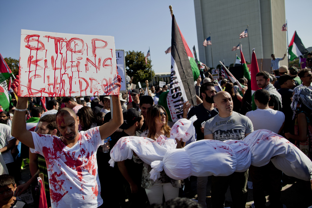 Video: Hundreds protest Gaza incursion at Los Angeles 
