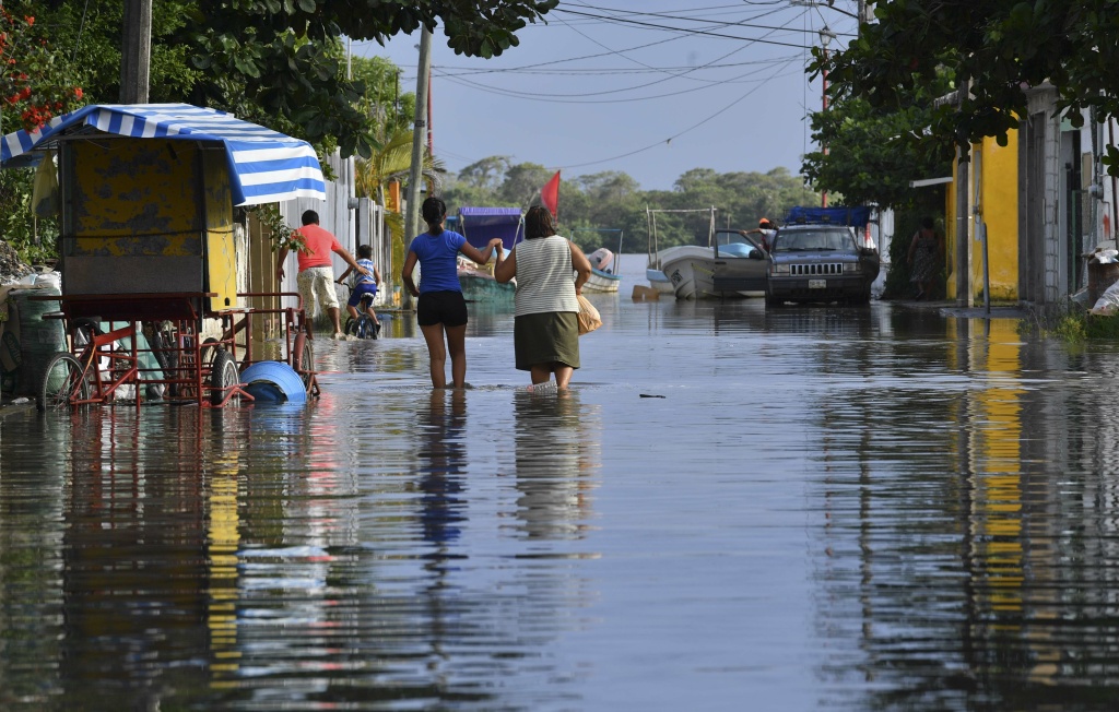 TOPSHOT-MEXICO-HURRICANE-KATIA Residents walk on a street flooded by the Tecolutla River a day after Hurricane Katia passed through Tecolutla, Veracruz state, Mexico on September 9, 2017.