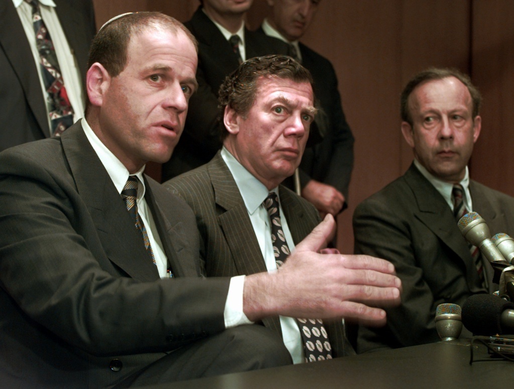 Edgar Bronfman, center, president of the World Jewish Congress, meets with Swiss bankers about a historic agreement to pay victims of the Holocaust restitution.
