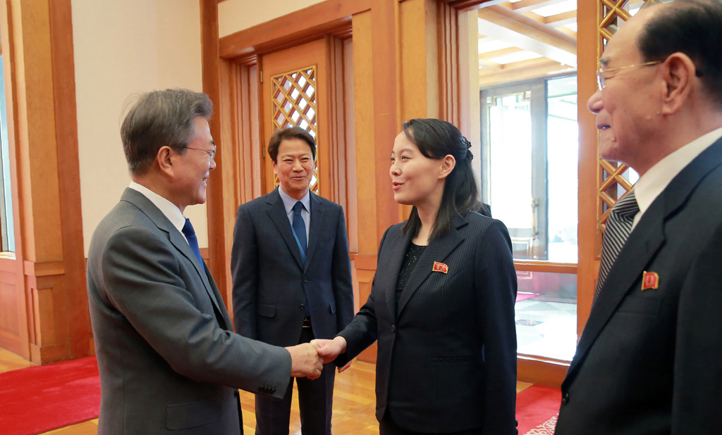 NKOREA-POLITICS South Korea's President Moon Jae-in (left) greets Kim Yo Jong (center), the sister of North Korean leader Kim Jong Un, as North Korea's ceremonial head of state Kim Yong Nam (right) watches on February 10, 2018..