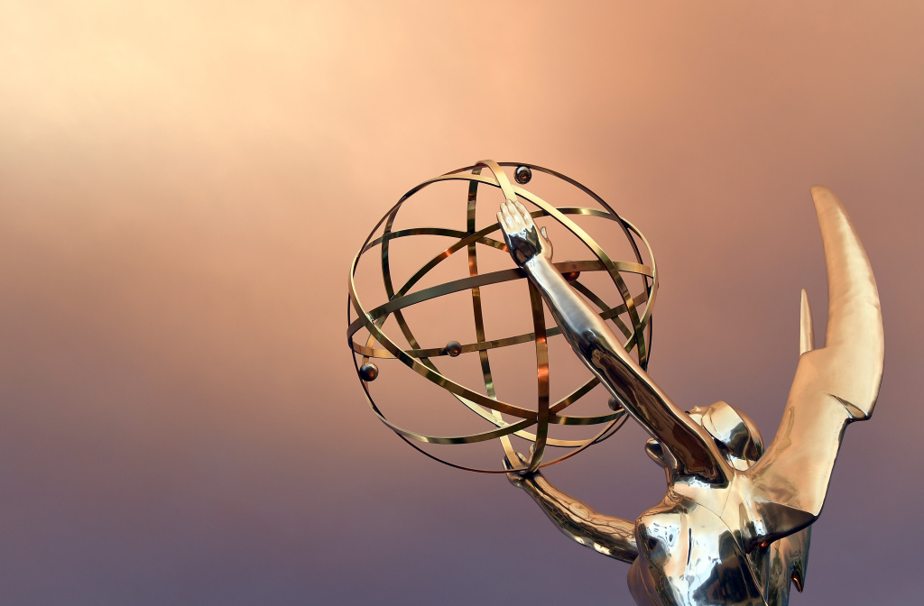 ENTERTAINMENT-US-EMMY-AWARDS Emmy Statue is seen in front of the Television Academy during the red carpet for the 68th Los Angeles Emmy Awards featuring Niecy Nash, Jason George, Mary Holland, Florence Henderson and Larry King in North Hollywood, California, on July 23, 2016. / AFP / Angela WEISS (Photo credit should read ANGELA WEISS/AFP/Getty Images)
