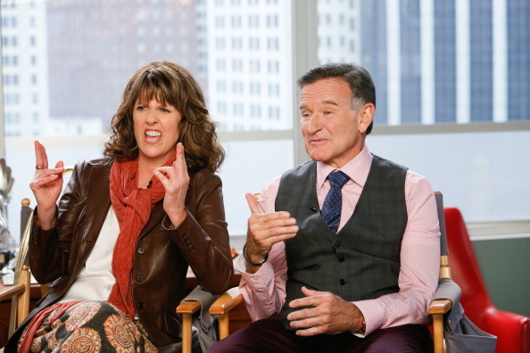 Pictured (L-R) Pam Dawber and Robin Williams discuss ABC's "The Crazy Ones."