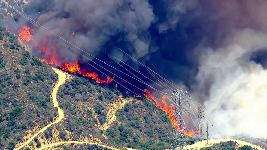 Infographic Fires near Azusa, Duarte force evacuations, power outages