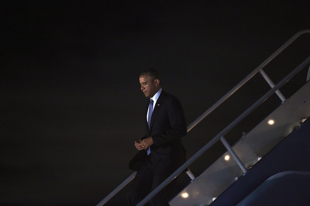 US-POLITICS-OBAMA US President Barack Obama disembarks from Air Force One at San Francisco International Airport in San Francisco, California, on July 22, 2014.