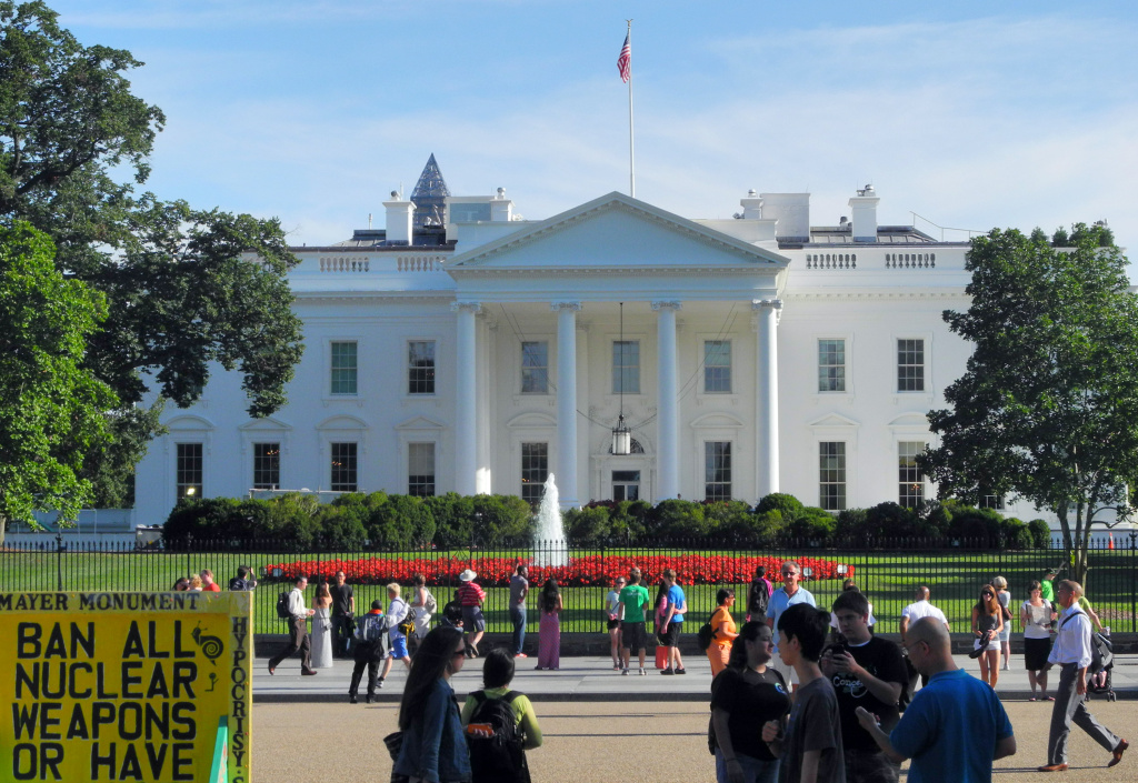 US-POLITICS-CLIMATE-ENVIRONMENT Tourists stand outside the White House on August 15, 2013 in Washington, DC, where solar panels are being installed, making good a promise made by the Obama administration nearly three years ago. With US President Barack Obama and his family vacationing in Martha's Vineyard for a week, workers equipped with cranes have been buzzing around the presidential mansion in downtown Washington. Since taking office in 2009, Obama has made green energy a priority for his administration, but his efforts have been thwarted by Congress.