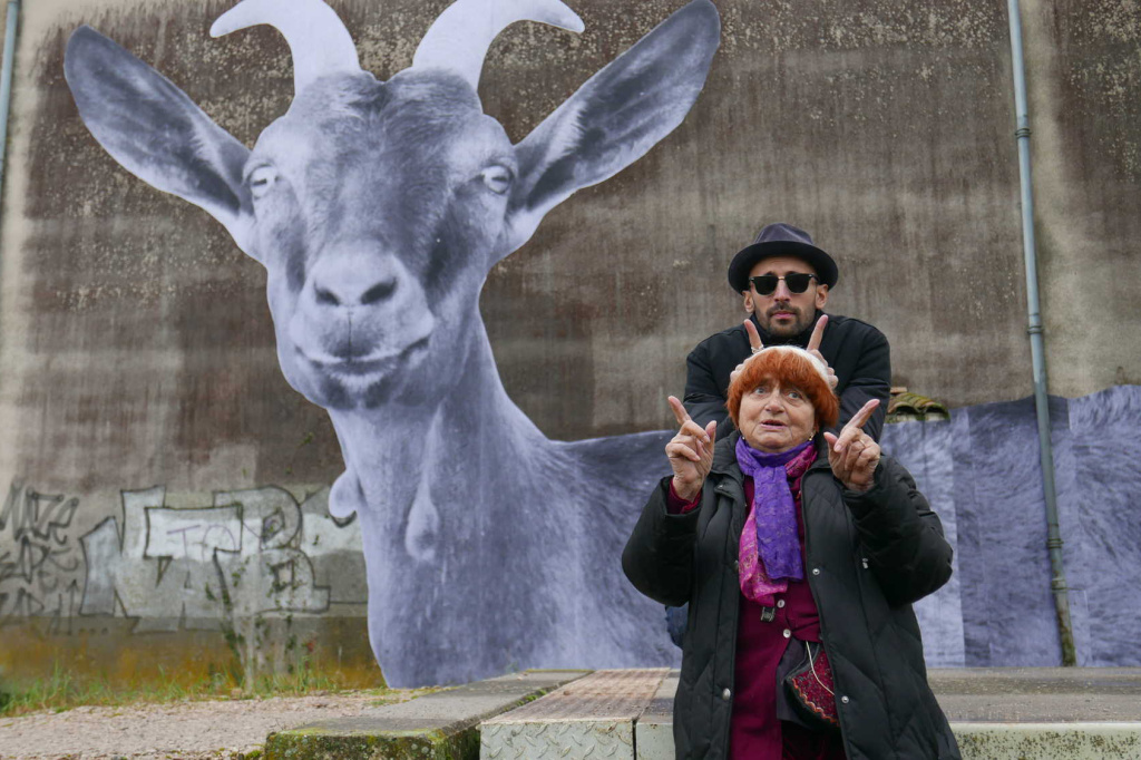 Faces place Filmmaker Agnes Varda and street artist JR in their documentary