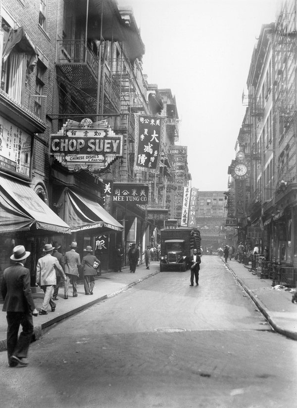 A view of New York City's Chinatown in the 1930s. Between 1910 and 1920, the number of Chinese restaurants in New York quadrupled, and it more than doubled between 1920 and 1930, according to legal historian Heather Lee.