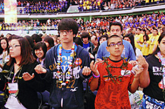 Young people pray during the Religious Education Congress in Anaheim, Feb. 27, 2009, sponsored by the Archdiocese of Los Angeles.