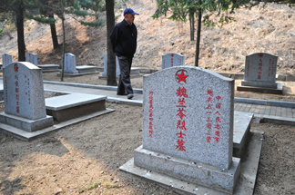 An elderly veteran of the 1950-53 Korean War looks for the graves of friends at a memorial cemetery on April 4, 2009 in Dandong, in northeast China's Liaoning province across from the North Korean border town of Siniuju.