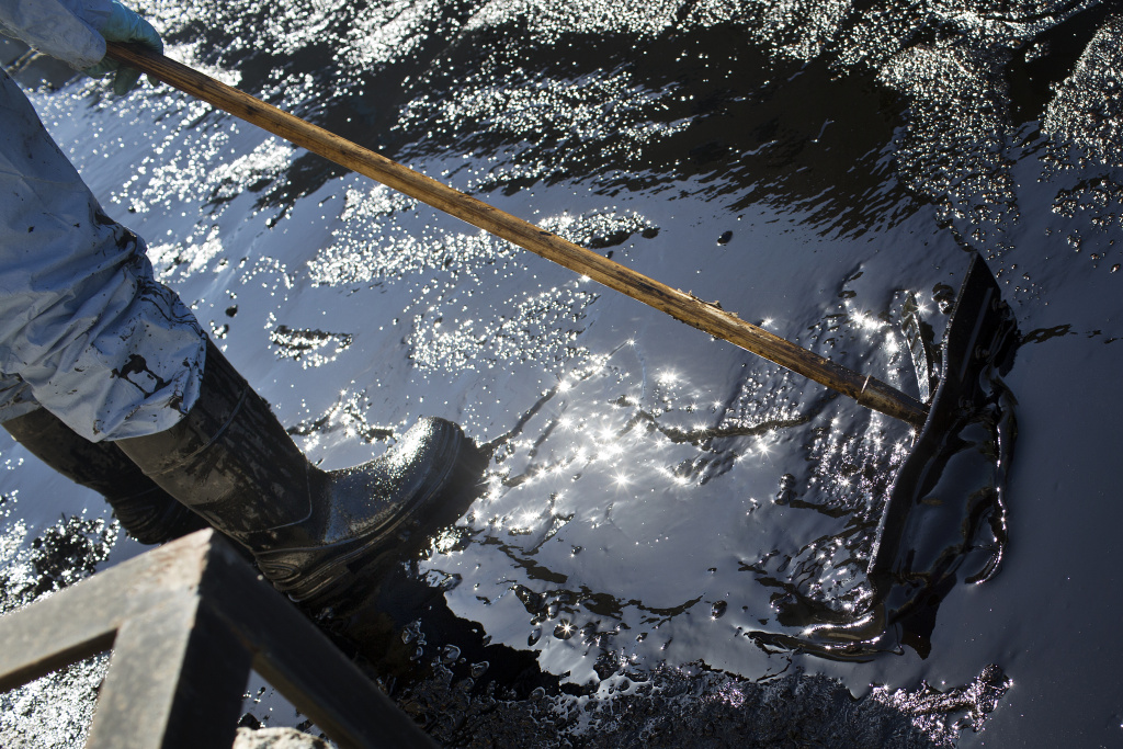 Slideshow 10,000 gallons of oil spill on Los Angeles streets 89.3 KPCC